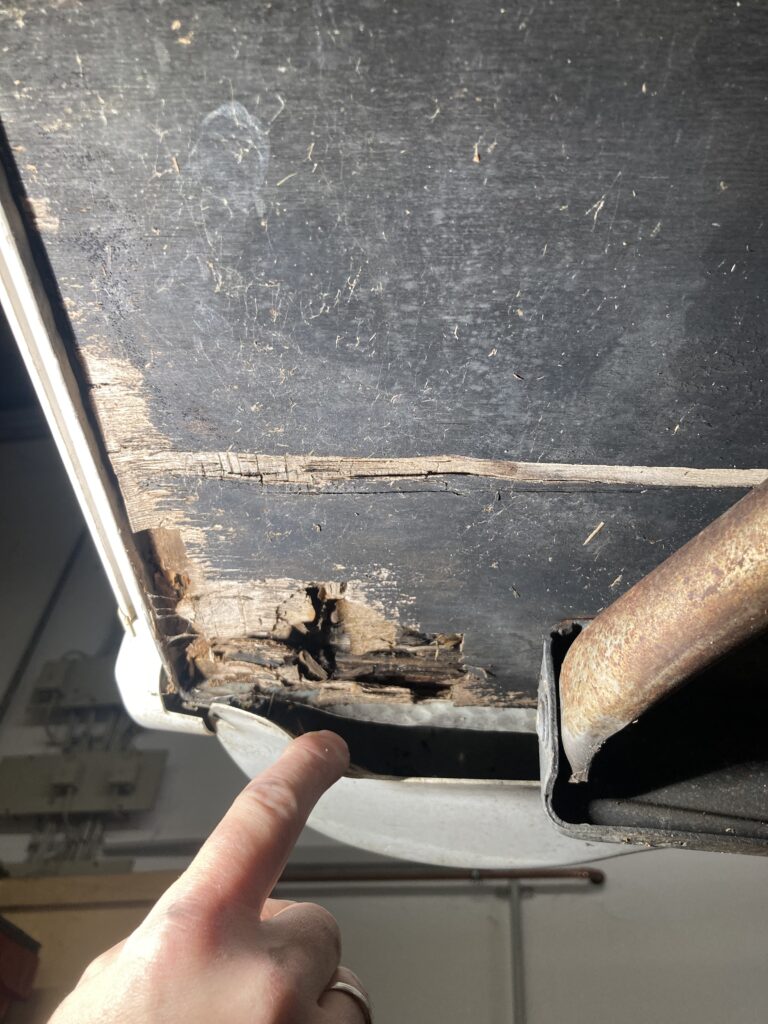 Loch im Boden eines Wohnwagens